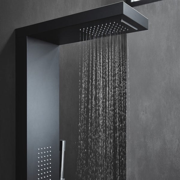 Moderne Duschsäule mit Kopfbrause und integrierten Massagedüsen in minimalistischem Design.