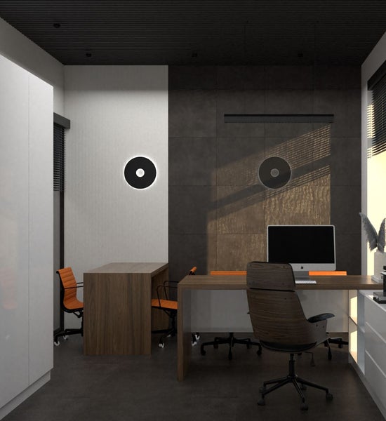 Büro mit Schreibtischen, Bürostühlen, Computermonitor, Wandleuchten und Fenster mit Jalousien