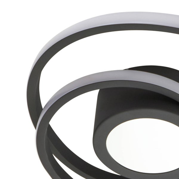 Detailansicht einer modernen LED-Deckenleuchte mit schwarzen Ringen und integriertem Leuchtmittel.