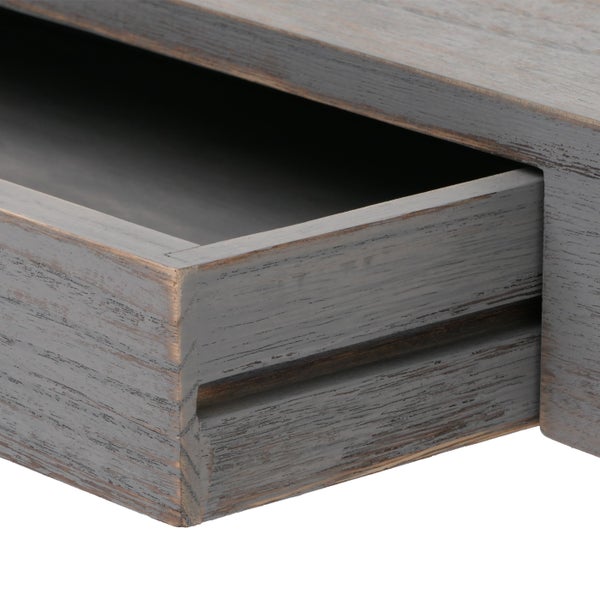 Detailaufnahme einer Kommode mit offener Schublade aus Holz