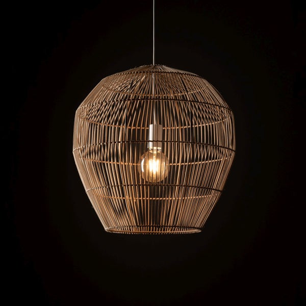 Hängeleuchte aus Rattan mit Glühbirne