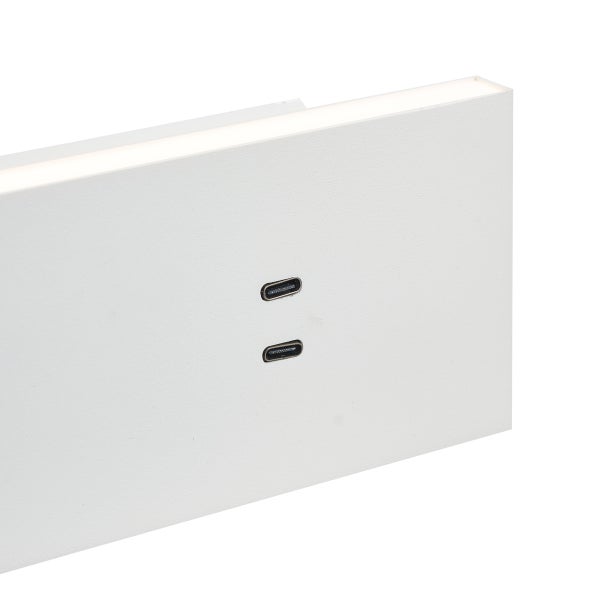 Weiße Wandleuchte mit zwei USB-Anschlüssen