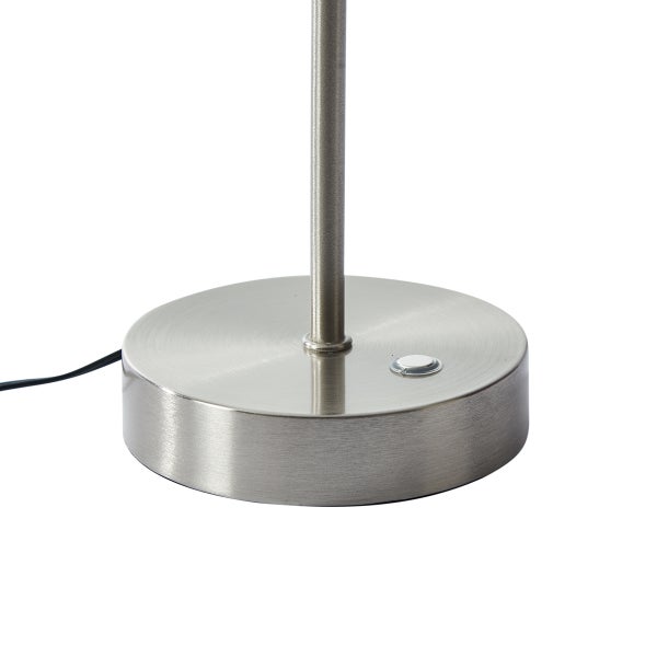 Lampenfuß aus gebürstetem Metall mit rundem Schalter und dünnem Metallstab.