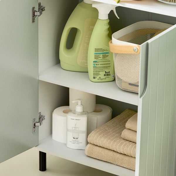 Regalschrank mit Reinigungsartikeln, Papierhandtüchern und Handtüchern