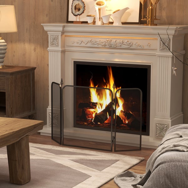 Wohnzimmer mit Kamin, Kaminholz und Kaminschutzgitter