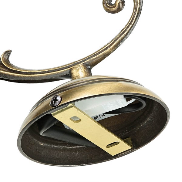 Detailansicht einer Wandleuchte im Retro-Stil mit Metallelementen