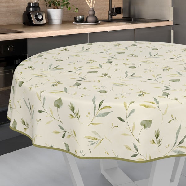 Runde Tischdecke mit Blättermuster auf einem Tisch