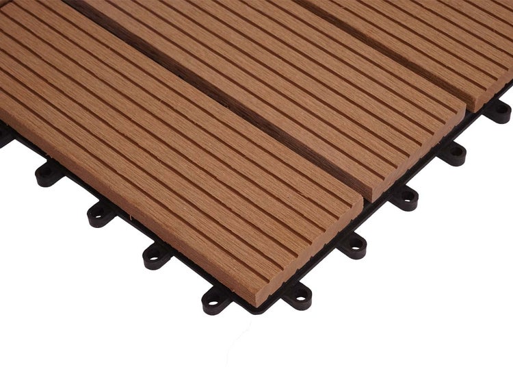 Braune Terrassenfliese aus Holz-Kunststoff-Verbundwerkstoff mit geriffelter Oberfläche und Klicksystem in Holzoptik.