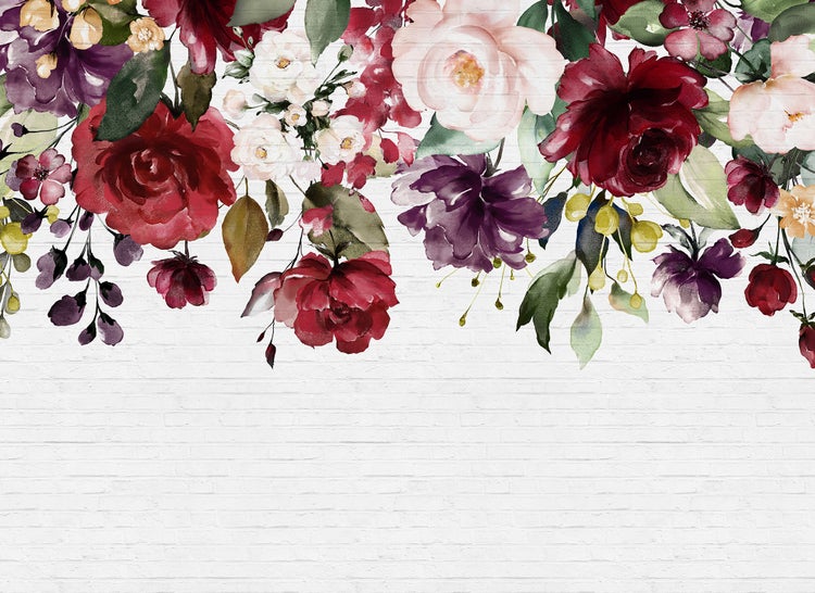 Vliesfototapete mit Aquarell-Blumenarrangement aus Rosen und Pfingstrosen über einer weißen Backsteinwand.