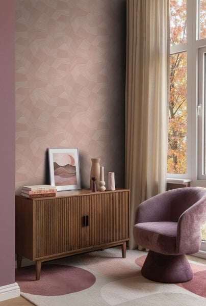Modernes Wohnzimmer mit Vliestapete in geometrischer Holzoptik, einem Holz-Sideboard mit Lamellen und einem lila Samtsessel.