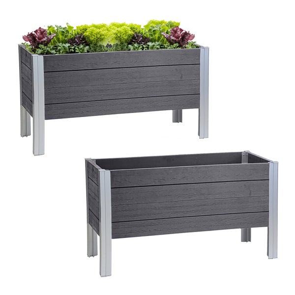 Zwei Hochbeete aus Holz mit Aluminiumfüßen, eines bepflanzt mit Salat