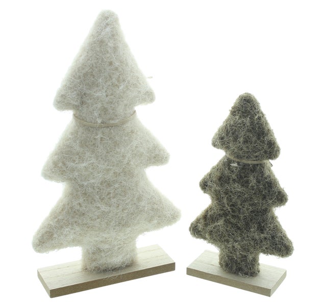 Zwei dekorative Weihnachtsbäume aus Filz auf Holzsockel