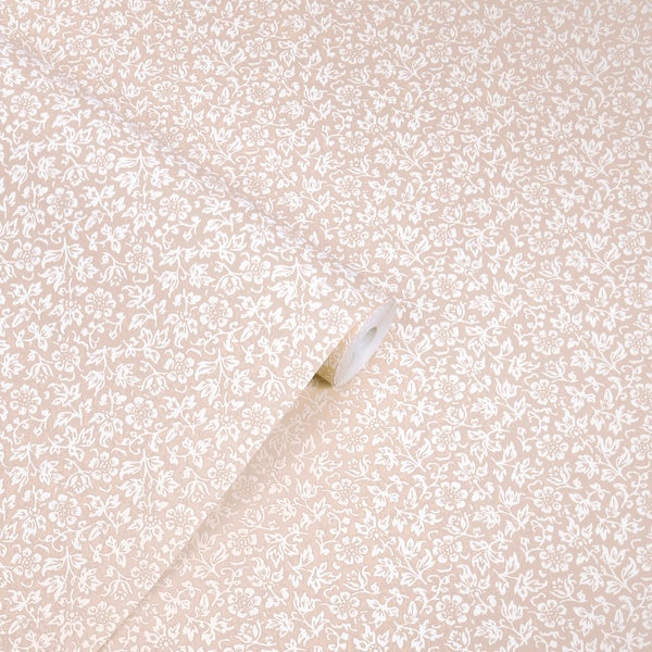 Tapete mit Blumenmuster, begleitet von Farbbeispielen für Baumwollweiß, blasses Kreiderosa und Putzrosa