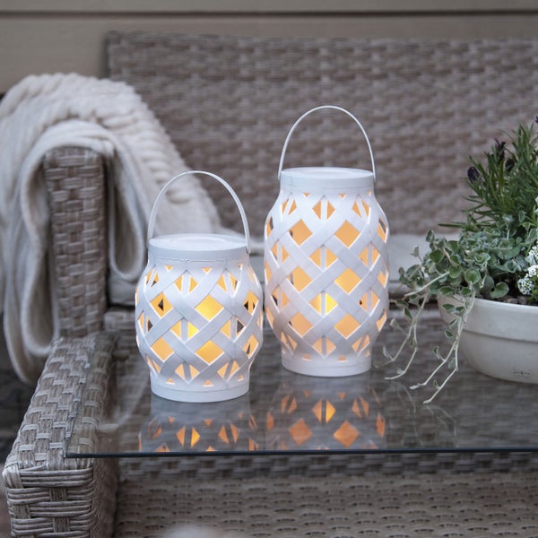 Vier schwarze Gartenleuchten für den Außenbereich mit Erdspieß