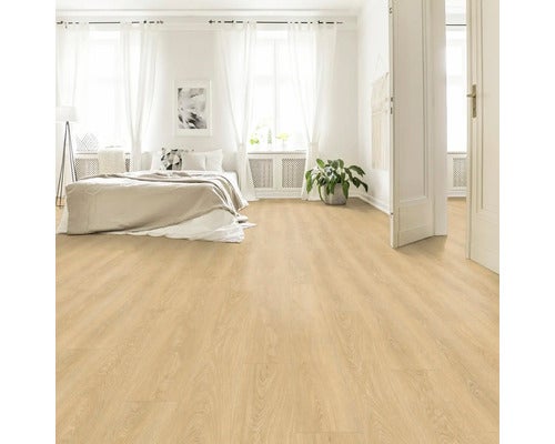 Heller Raum mit Laminatboden, Bett und weißen Vorhängen