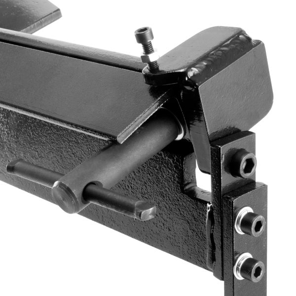 Detailansicht einer Werkbank mit Schraubstock und Spannmechanismus