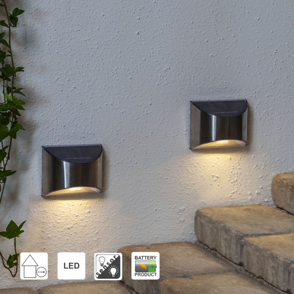 Zwei Solar LED Wandleuchten aus Edelstahl mit Bewegungsmelder an einer Wand.
