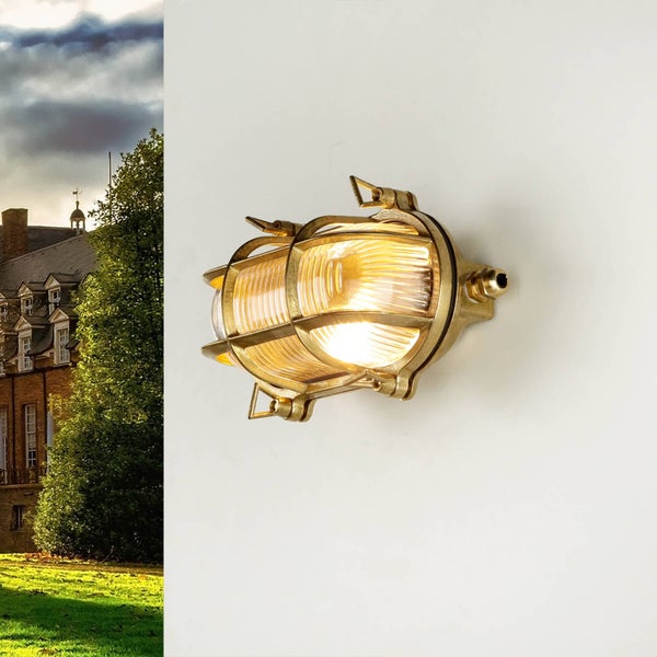 Messingfarbene Wandleuchte im nautischen Stil für den Außenbereich