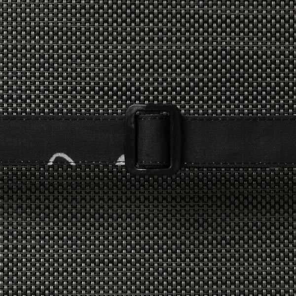 Detailansicht eines geflochtenen schwarzen Stoffes mit Gurt und Schnalle