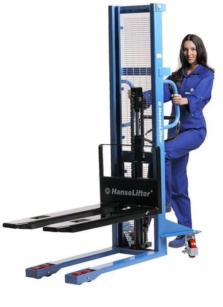 Manueller HanseLifter Hochhubwagen in Blau und Schwarz mit Gabeln und einer Person in blauer Arbeitskleidung.