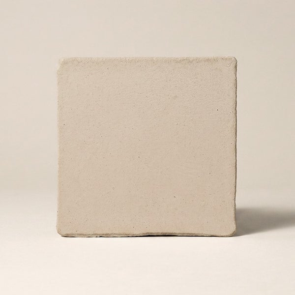 Quadratische Fliese aus Feinsteinzeug mit matter Oberflächenstruktur für Wand und Boden.