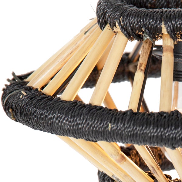 Detailaufnahme einer Pendelleuchte aus Rattan und Bambus