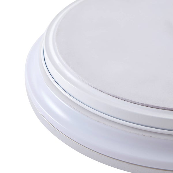 Detailansicht einer runden LED-Deckenleuchte mit weißem Rahmen und Diffusor.