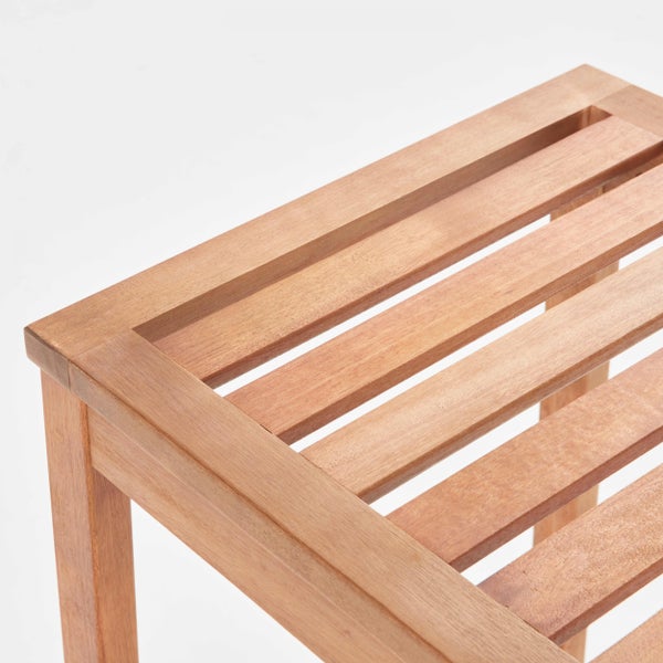 Detailaufnahme einer Gartenbank aus Holz mit Lattenstruktur.