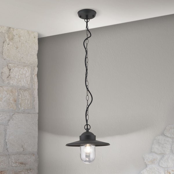 Schwarze Außenhängeleuchte aus Metall und Glas mit Kette vor einer Steinwand.