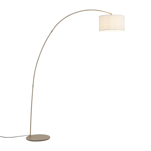 Bogenlampe mit sandfarbenem Metallgestell und zylinderförmigem Textilschirm.