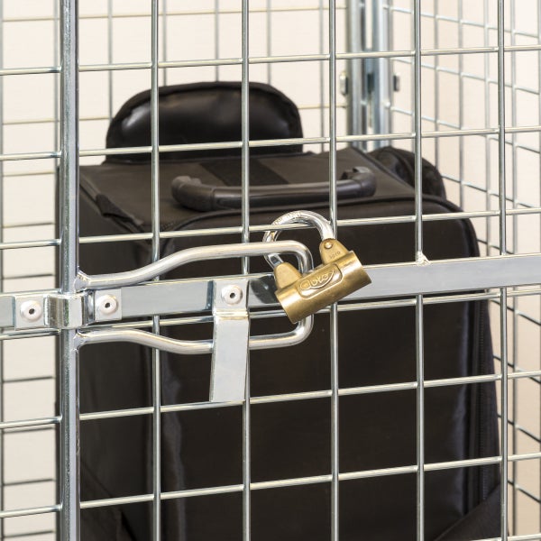 Gepäck in einem Drahtgitterkäfig mit Vorhängeschloss gesichert