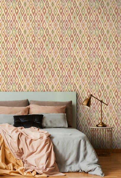 Schlafzimmer mit gemusterter Tapete und Bett