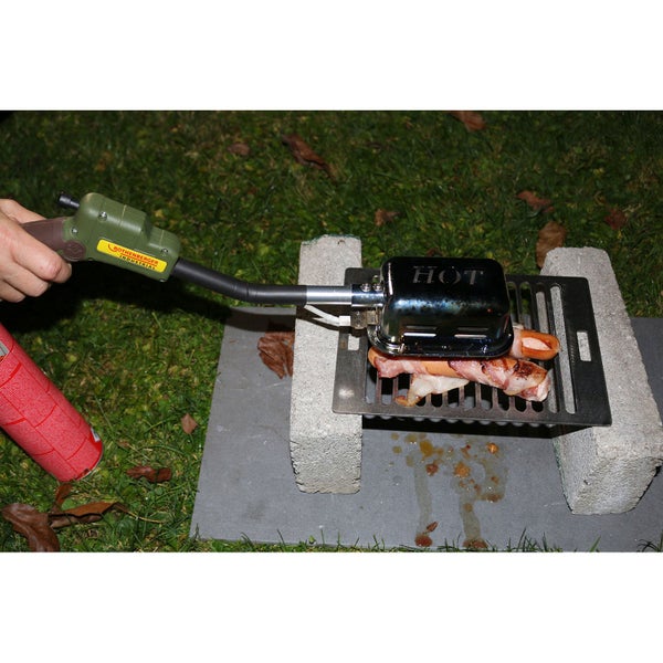 Eine Person grillt mit einem Rothenberger Industrial Abflammgerät Würstchen im Speckmantel auf einem Grill