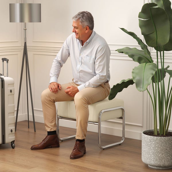 Szene mit Mann, der auf einer Bank sitzt, Lampe, Topfpflanze und Koffer