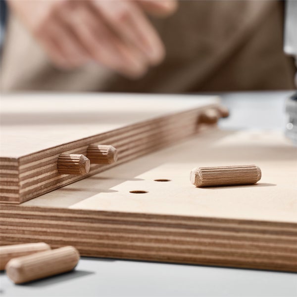 Holzdübel für die Holzverbindung zwischen zwei Sperrholzplatten bei der Möbelmontage.