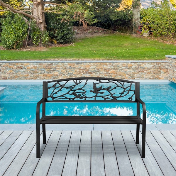 Gartenbank aus Metall mit Vogeldesign vor einem Pool