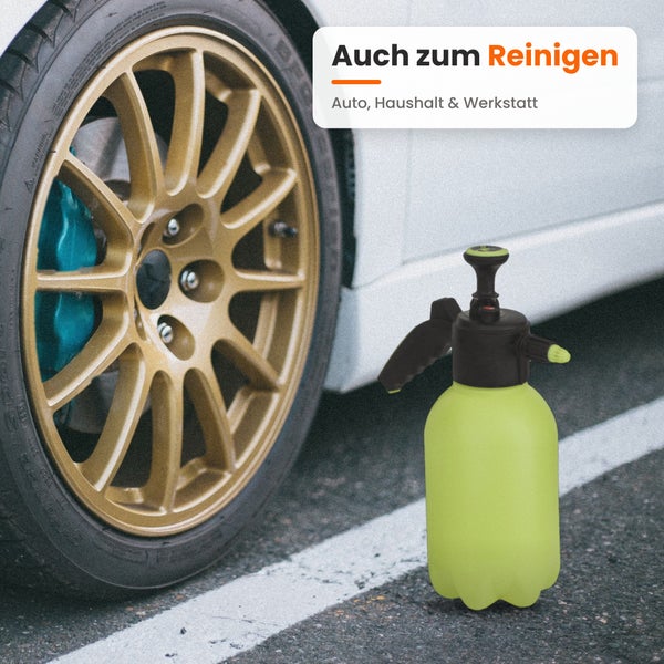 Drucksprühgerät für Auto, Haushalt und Werkstatt vor einem Autoreifen