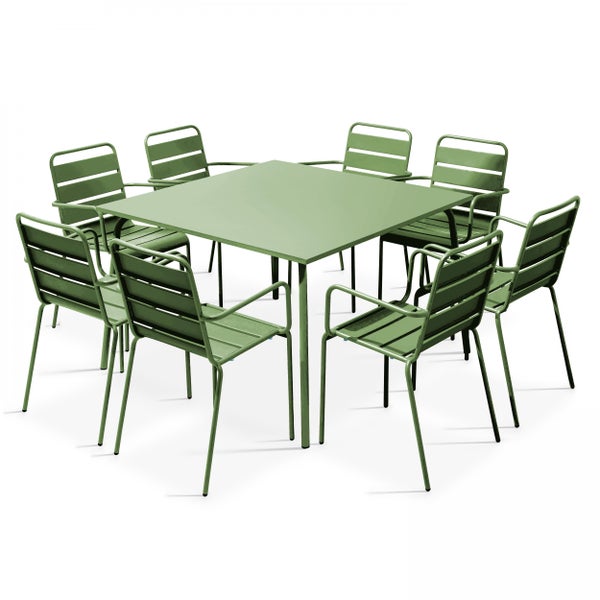 Grünes Gartenmöbel-Set aus Metall bestehend aus einem quadratischen Tisch und acht Armlehnstühlen mit Latten-Design.