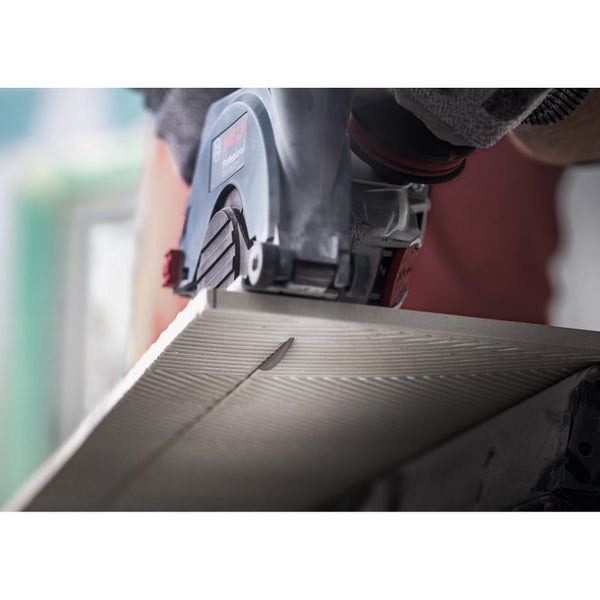 Eine Bosch Mauernutfräse schneidet in eine Fliese.