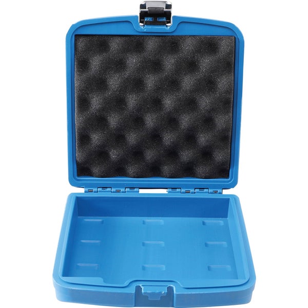 Offener blauer Kunststoffkoffer mit Schaumstoffeinlage im Deckel und leeren Fächern im Boden.