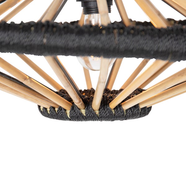 Detailansicht einer Hängelampe aus Bambus und Textil