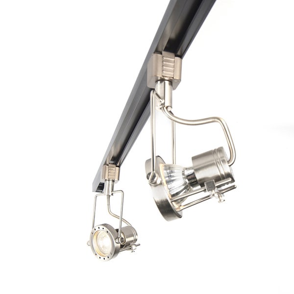 Schienensystem mit zwei verstellbaren Strahlern aus Metall an einer schwarzen Schiene.