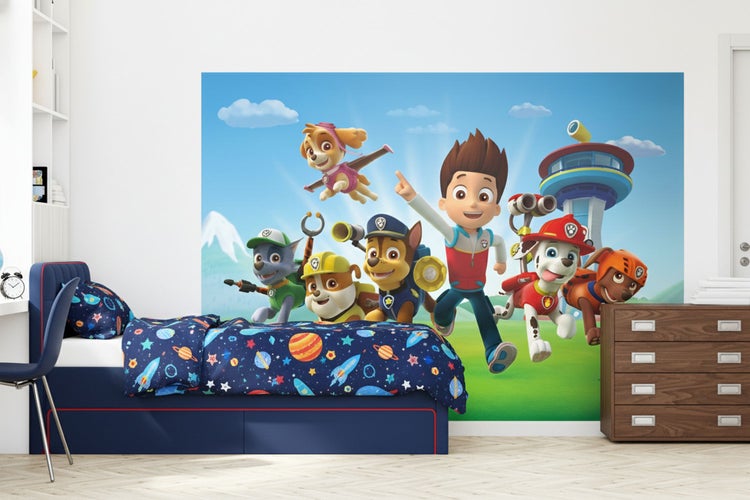 Tapetenkleister und Tapezierwerkzeug vor einer Kinderzimmerwand mit Paw Patrol Fototapete.