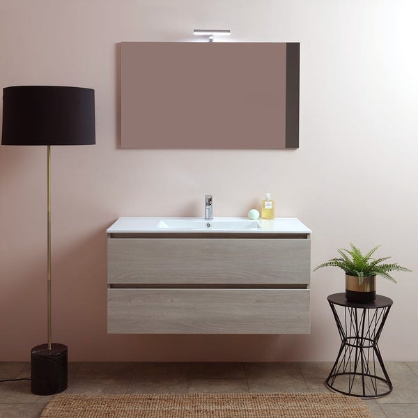 Badezimmer mit Waschtischunterschrank, Spiegel, Lampe, Stehlampe und Dekoration