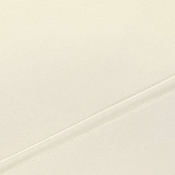 Detailansicht eines gewebten Stoffes mit einer diagonal verlaufenden Doppelnaht.