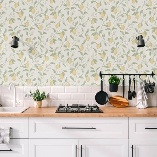 Küchenszene mit Zitronenmuster-Tapete, Spüle, Kochfeld und Küchenutensilien