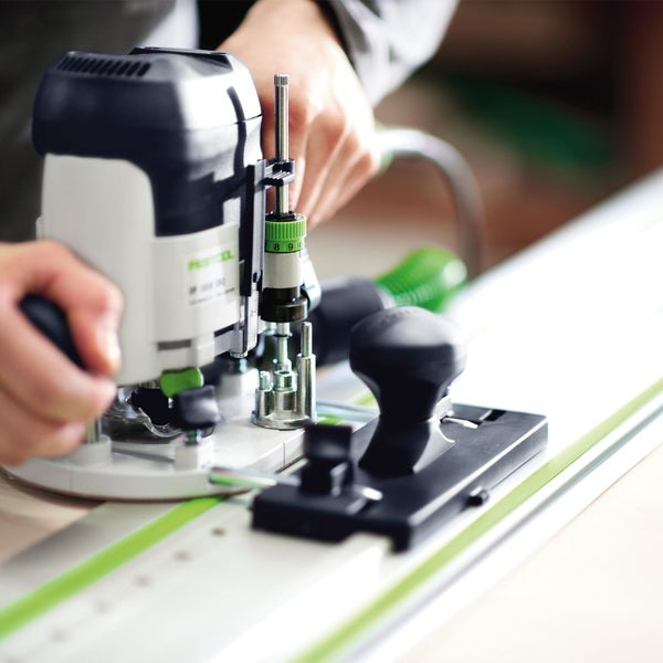 Festool Führungsschiene FS 1400/2-LR 32 aus Aluminium mit montierter Oberfräse für präzise Lochreihenbohrungen.