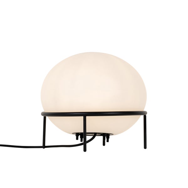 Moderne Tischleuchte mit kugelförmigem Schirm aus Mattglas und minimalistischem schwarzem Metallgestell.