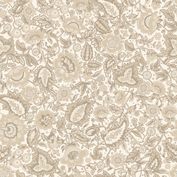 Tapete mit floralem Ornamentmuster in Beige hinter einem hölzernen Konsolentisch mit dekorativen Vasen und Blumen.