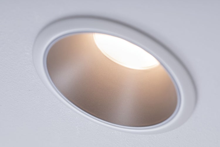 Runder LED-Einbaustrahler mit warmweißem Licht und metallischem Reflektor.